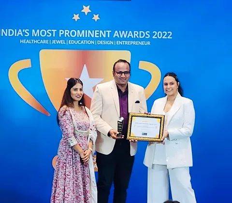 Ar. Mayank Jain receives the award from Neha Dhupia