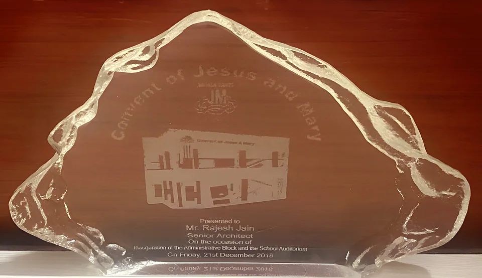 Crystal memento engraved with the building