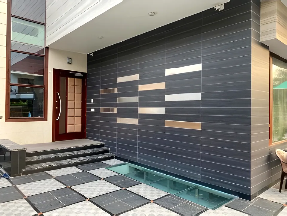 Entrance wall in thin tiles
